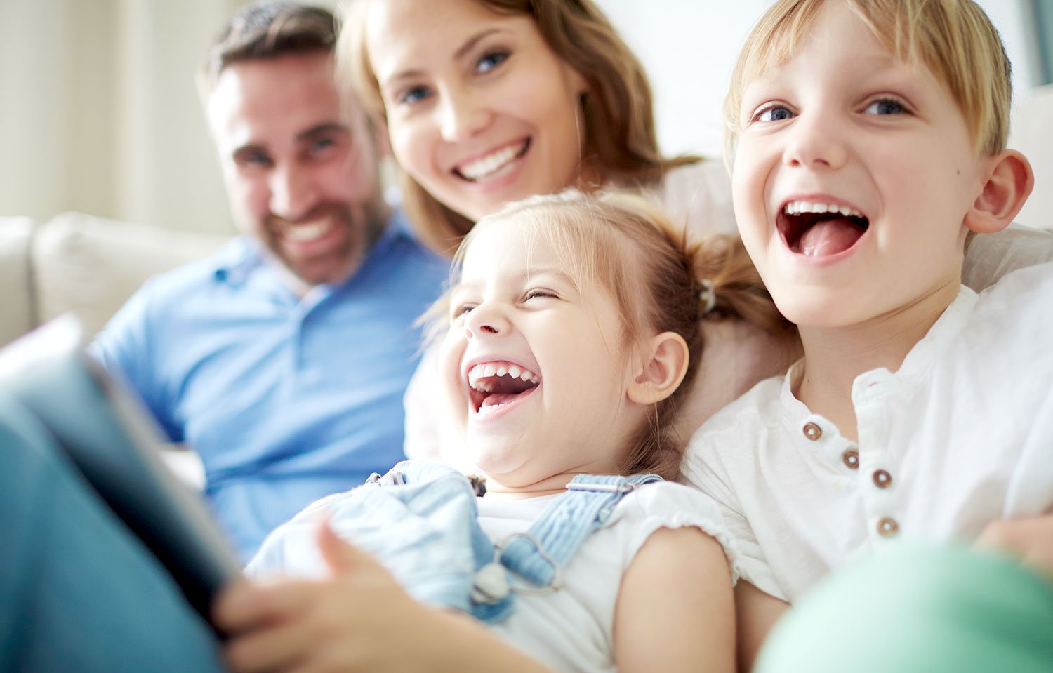 strahlendes Lächeln mit Zahnspange