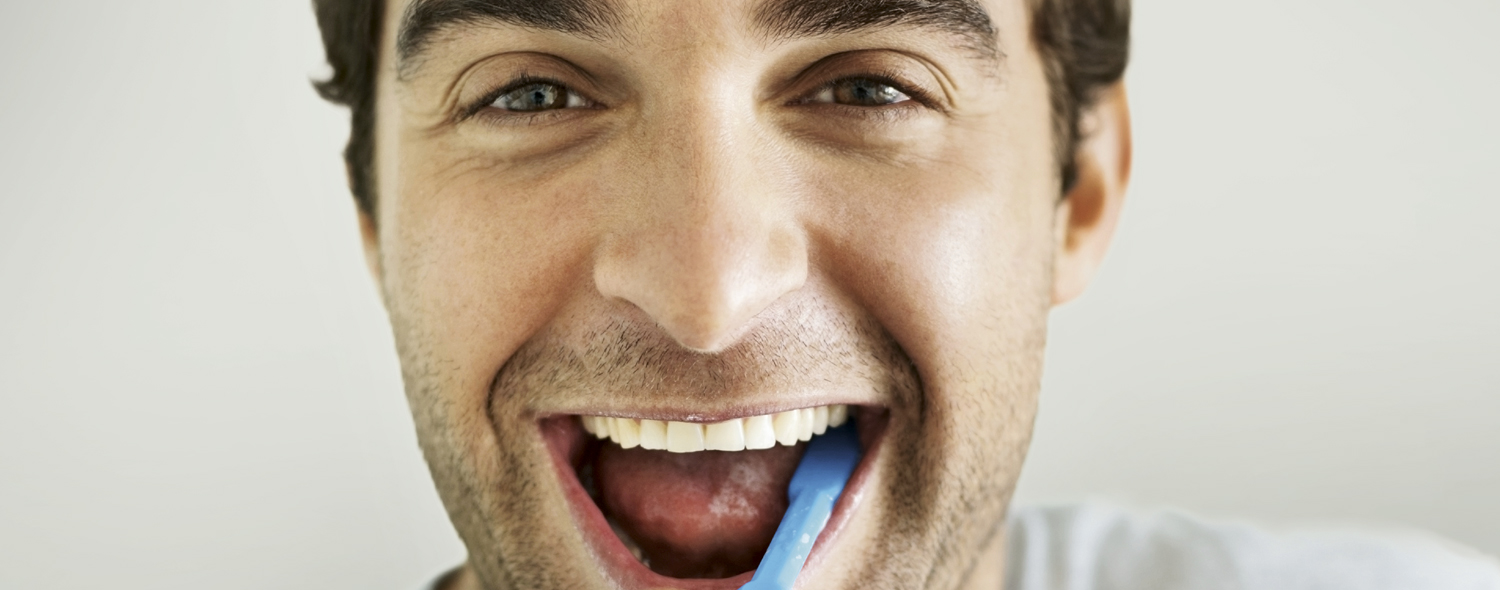 Mann mit perfekter Mundhygiene Erwachsener strahlendes Lächeln gesunde Zähne