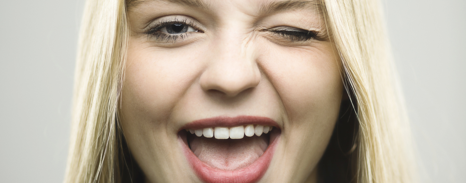 Teen hübsches lächeln mit geraden Zähnen