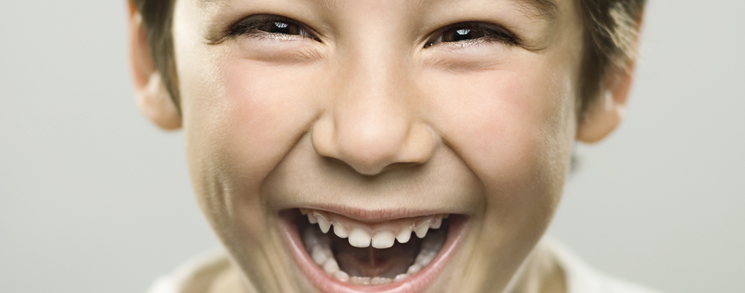 Kind lose Zahnspange ansteckendes Lächeln Kind Frühbehandlung lose Zahnspange